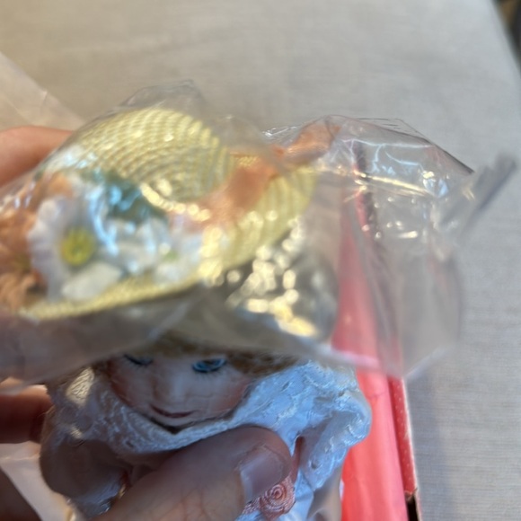 VINTAGE PARADISE GALLERIES Treasury Collection Porcelain Doll - Picture 6 of 7